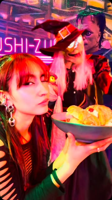 El equipo de Sushi Zú caracterizado para Halloween, con sushi y luces de colores